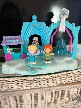 Fisher Price Little People Frozen Airendelle winter wonderland playset